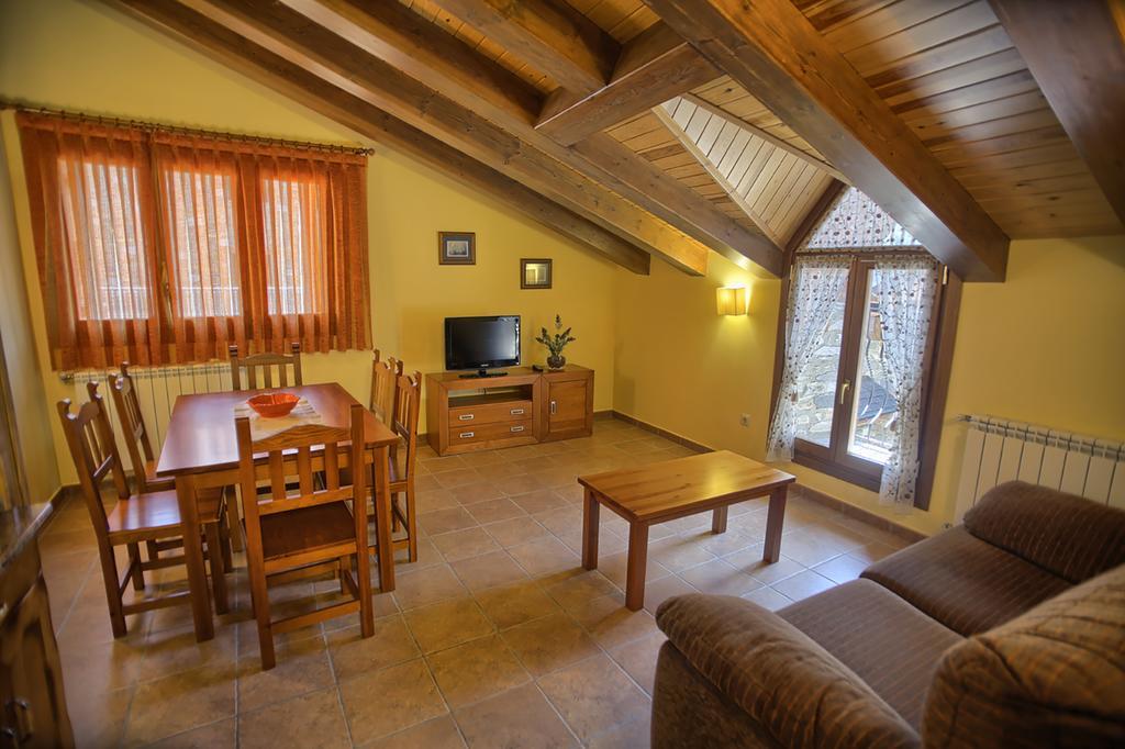 Apartamentos Casa Riu Sahún Habitación foto