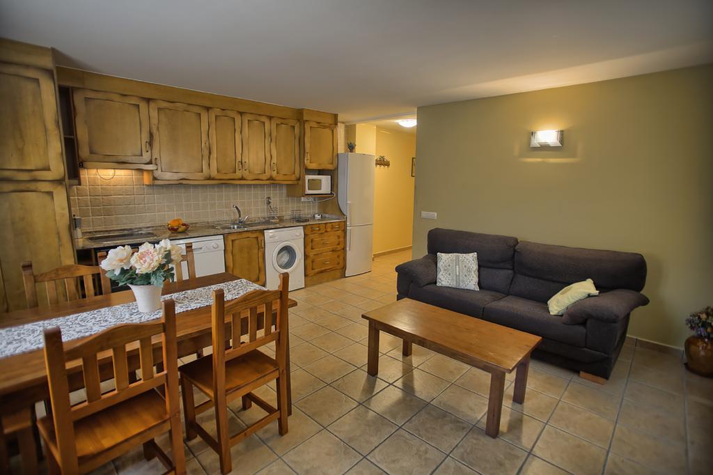 Apartamentos Casa Riu Sahún Habitación foto